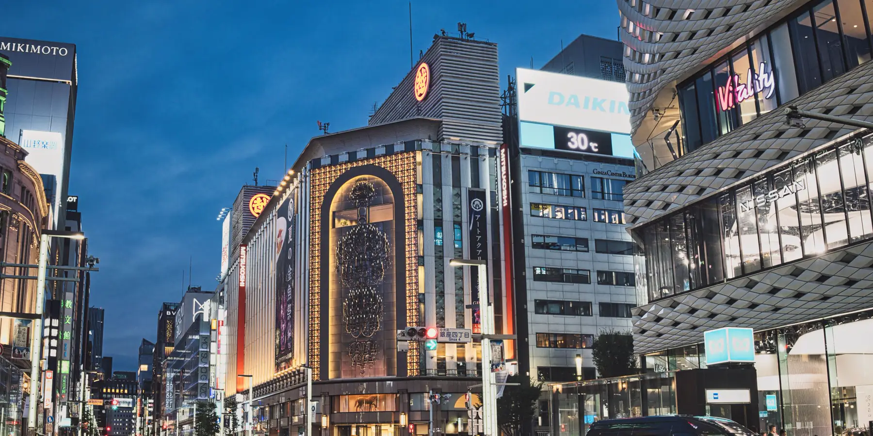 夕方の銀座の街並み(イメージ写真)