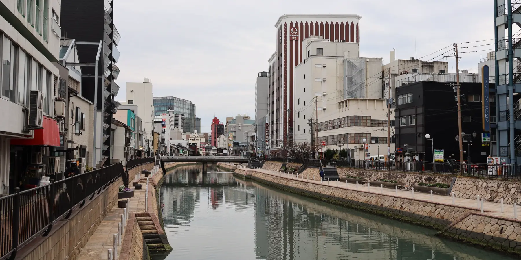 福岡市内の運河と街並み(イメージ写真)