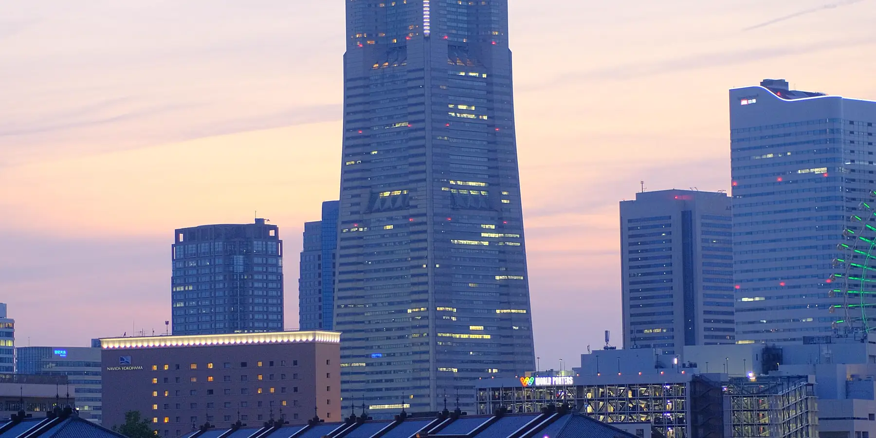 夕暮れのみなとみらいの街並み(イメージ写真)